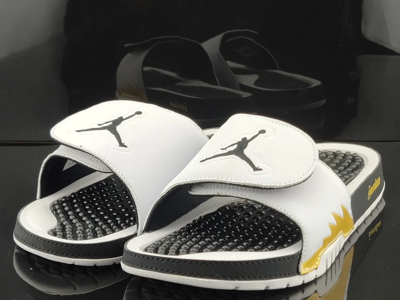 شبشب Air Jordan سلايد أبيض وأسود وذهبي صاعقة برق 2