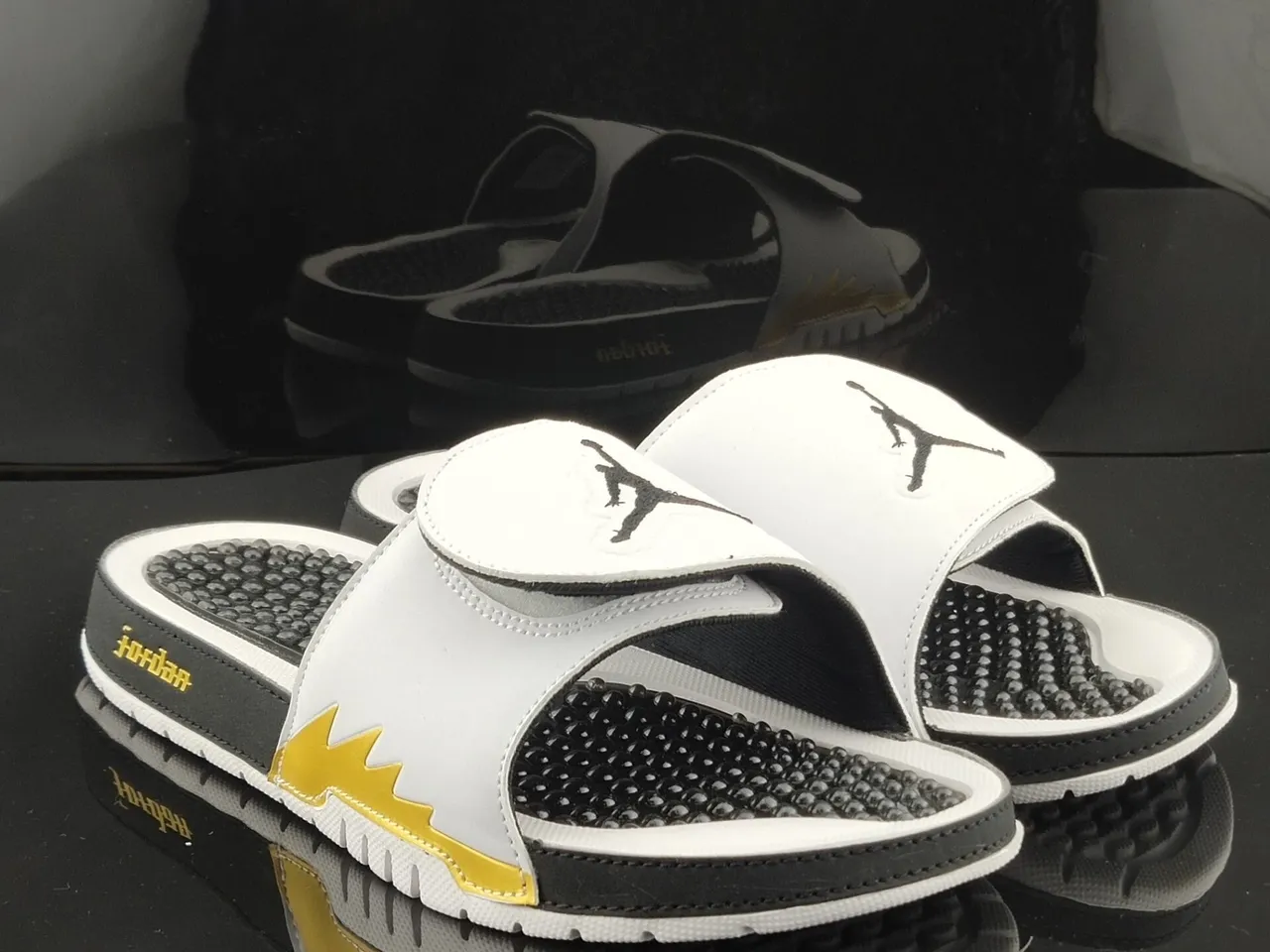 شبشب Air Jordan سلايد أبيض وأسود وذهبي صاعقة برق 3