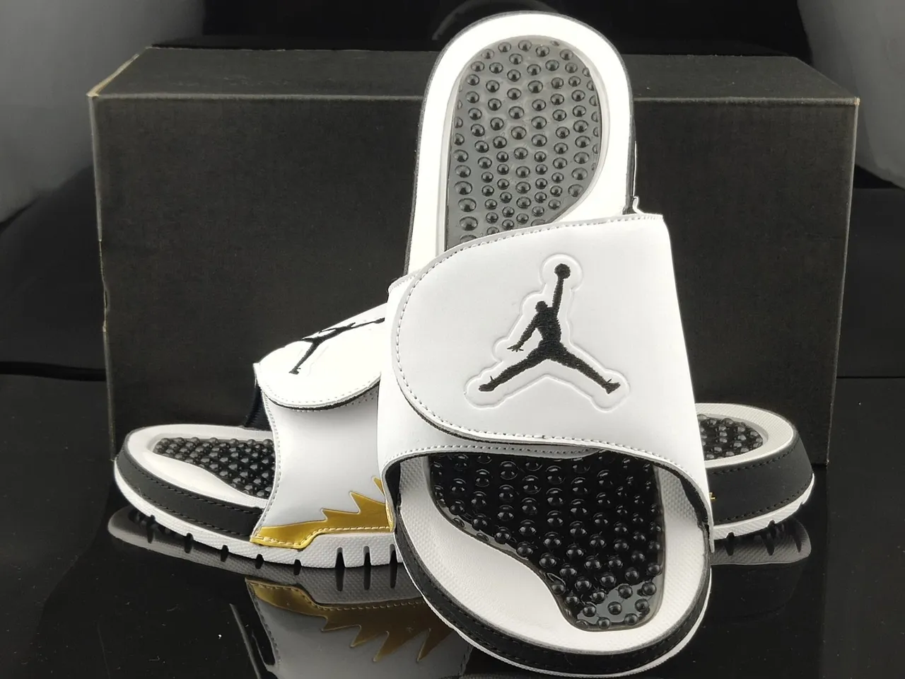 شبشب Air Jordan سلايد أبيض وأسود وذهبي صاعقة برق 4