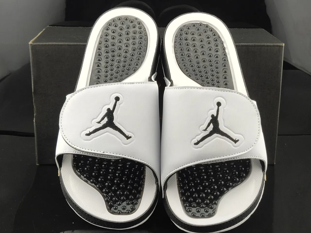 شبشب Air Jordan سلايد أبيض وأسود وذهبي صاعقة برق 5
