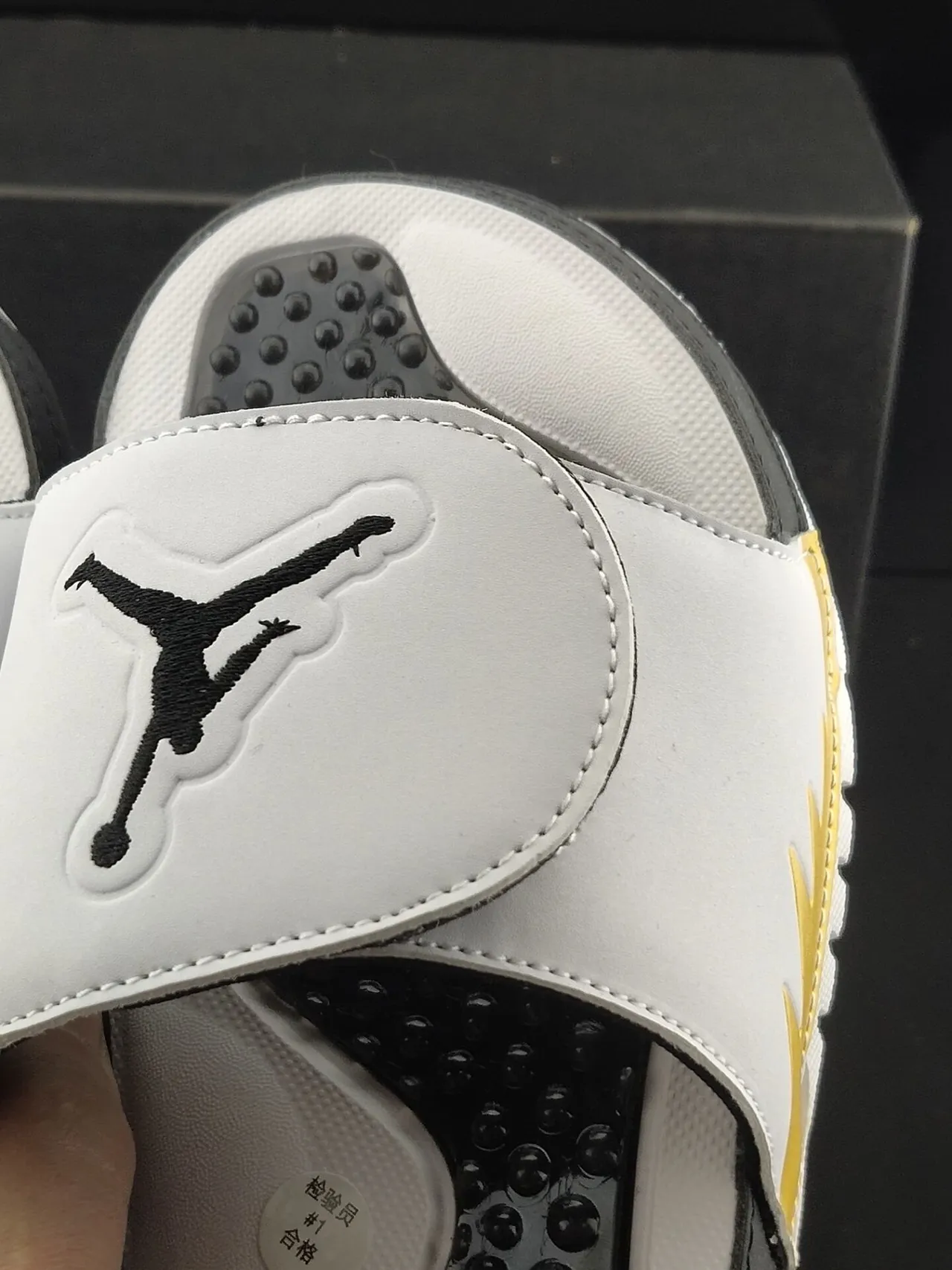 شبشب Air Jordan سلايد أبيض وأسود وذهبي صاعقة برق 6