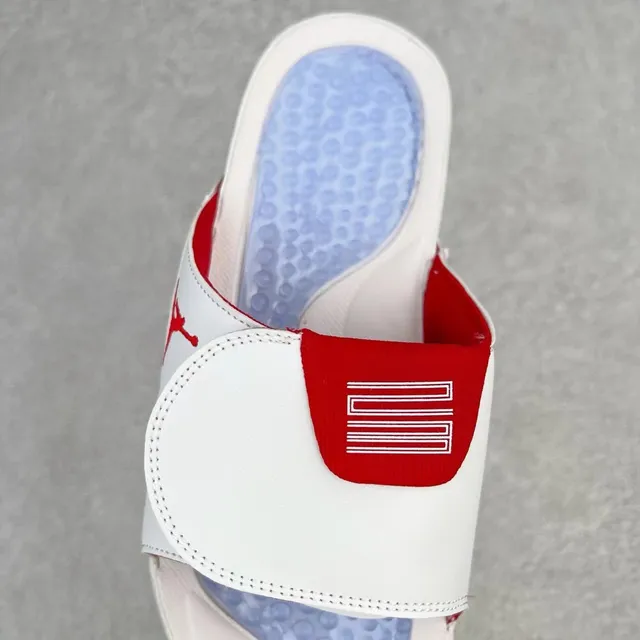 Chaussons Air Jordan blanc et rouge avec tige imitation cuir et logo Jumpman 2