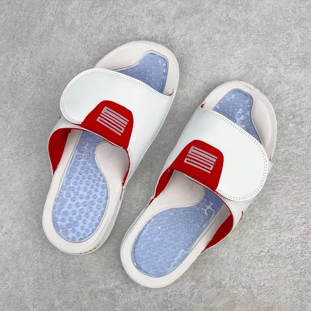Chaussons Air Jordan blanc et rouge avec tige imitation cuir et logo Jumpman 3