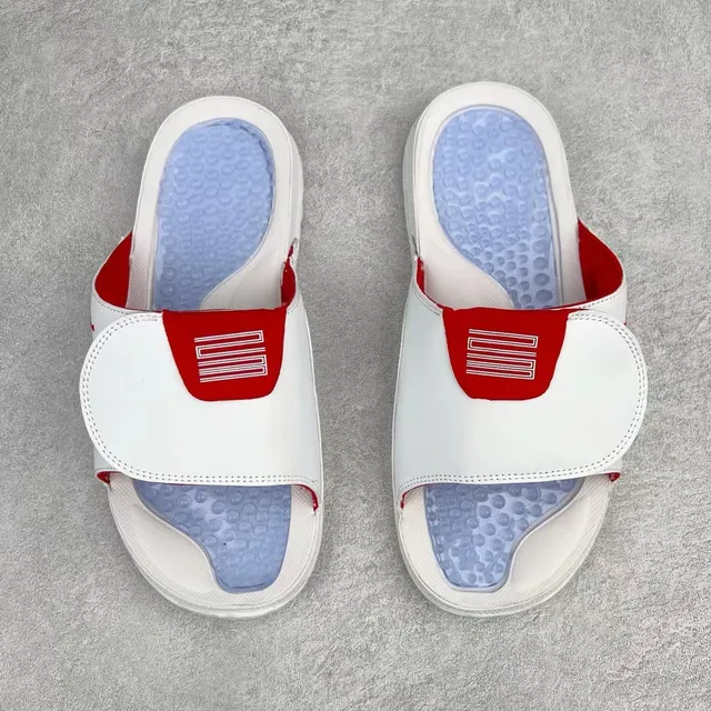 Chaussons Air Jordan blanc et rouge avec tige imitation cuir et logo Jumpman 4