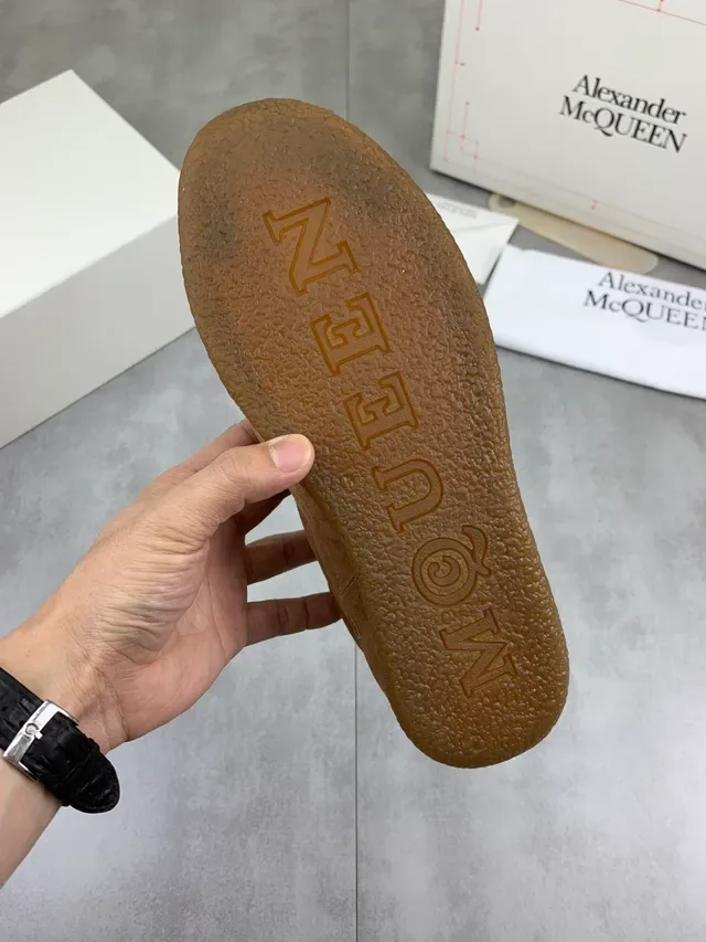 Alexander McQueen 棕白麂皮系带生活休闲鞋 2