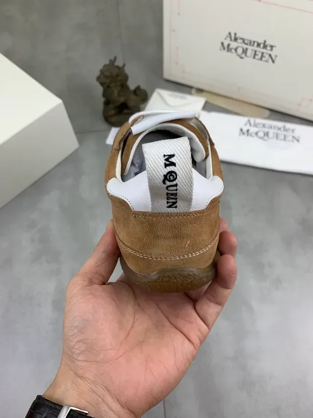 Alexander McQueen 棕白麂皮系带生活休闲鞋 3