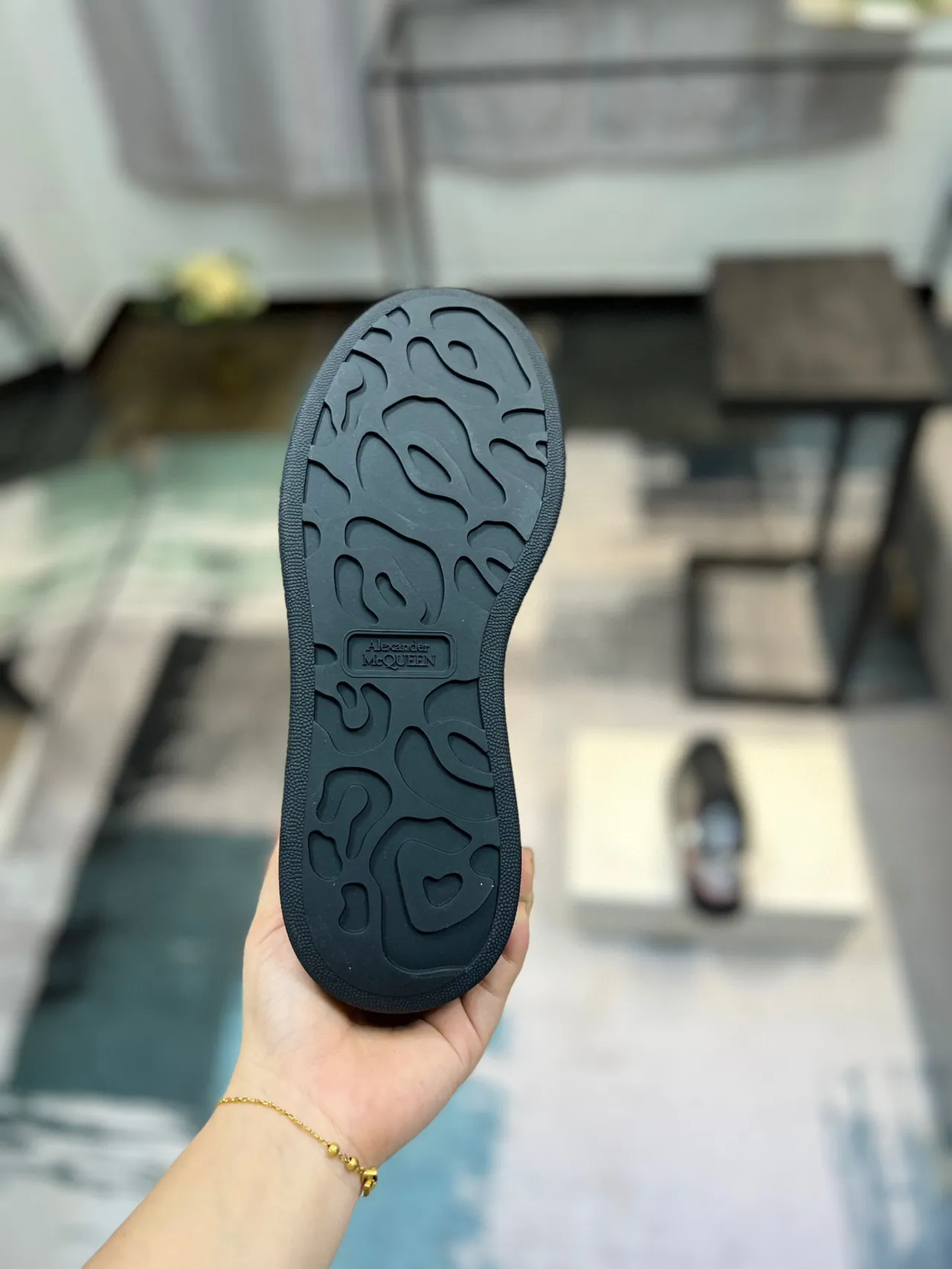 Alexander McQueen 超大运动鞋 黑色 红色 银色 生活方式运动鞋 2