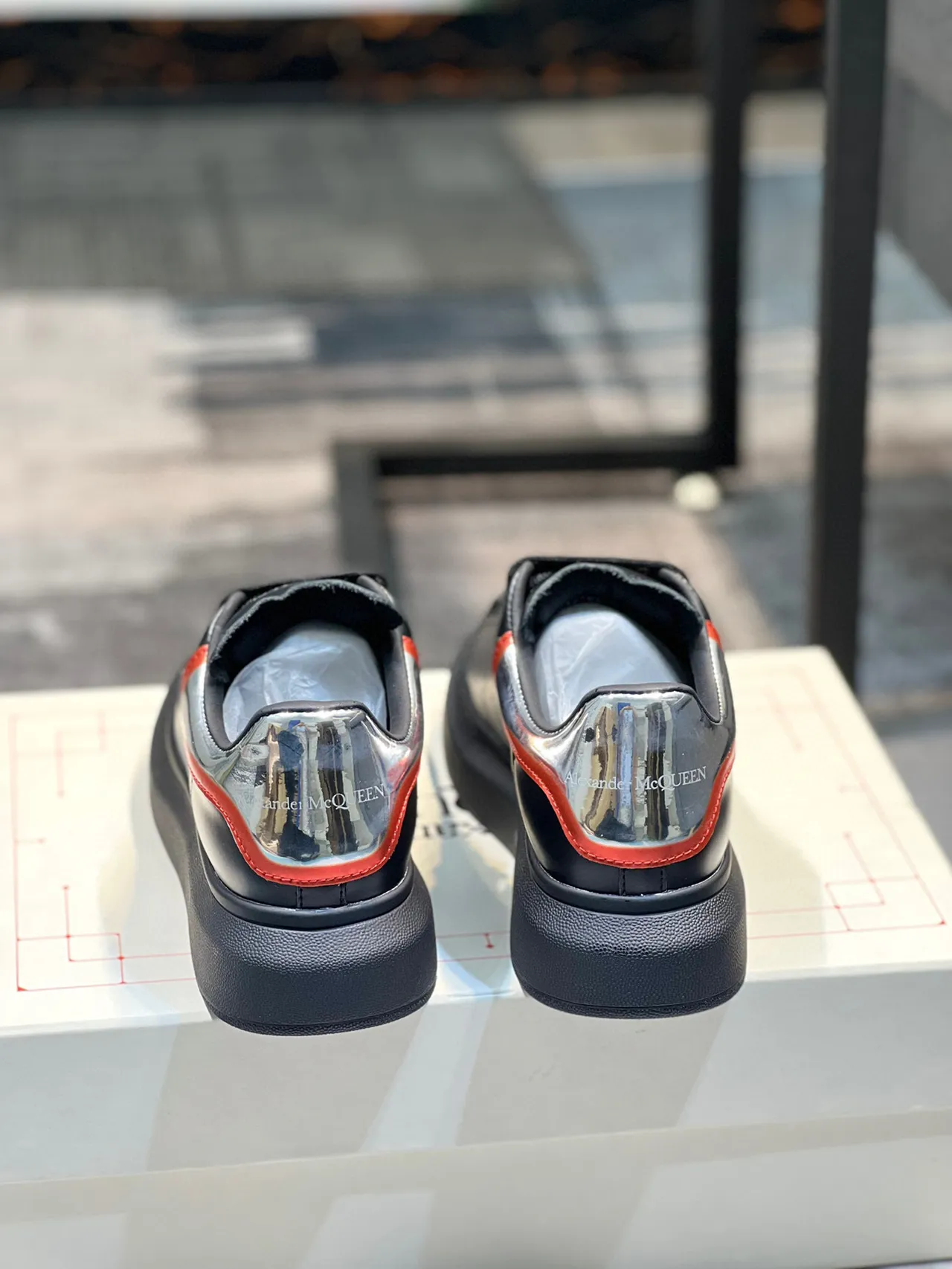 Alexander McQueen 超大运动鞋 黑色 红色 银色 生活方式运动鞋 3