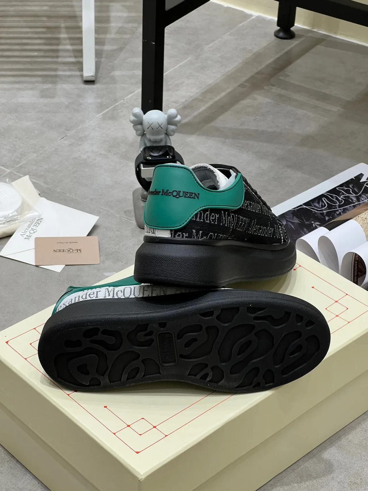 Alexander McQueen Sneakers Oversized Noir Blanc Vert Lifestyle 2