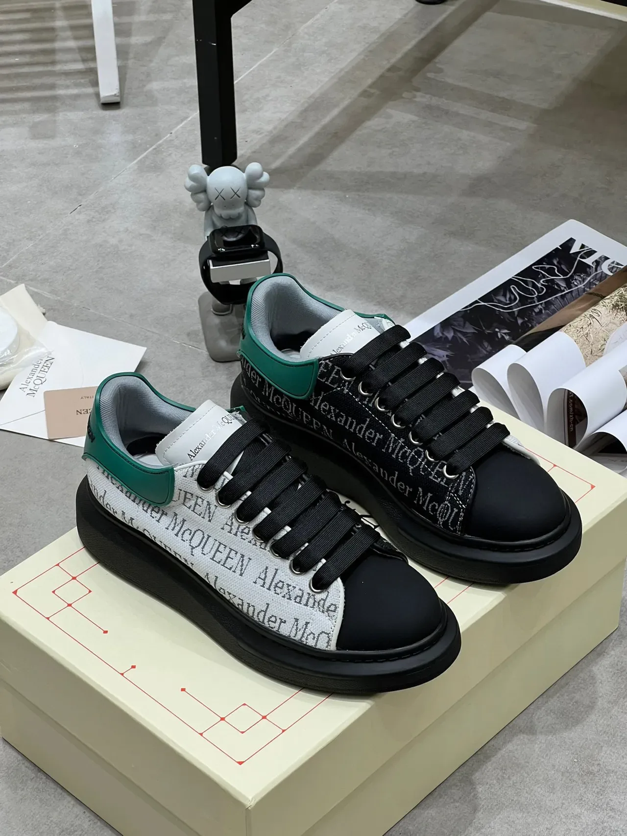 Alexander McQueen Sneakers Oversized Noir Blanc Vert Lifestyle 3