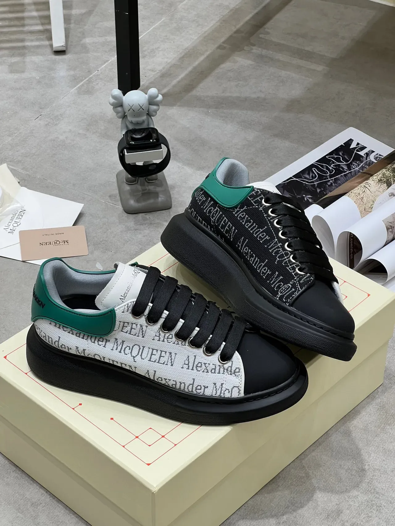 Alexander McQueen Sneakers Oversized Noir Blanc Vert Lifestyle 4