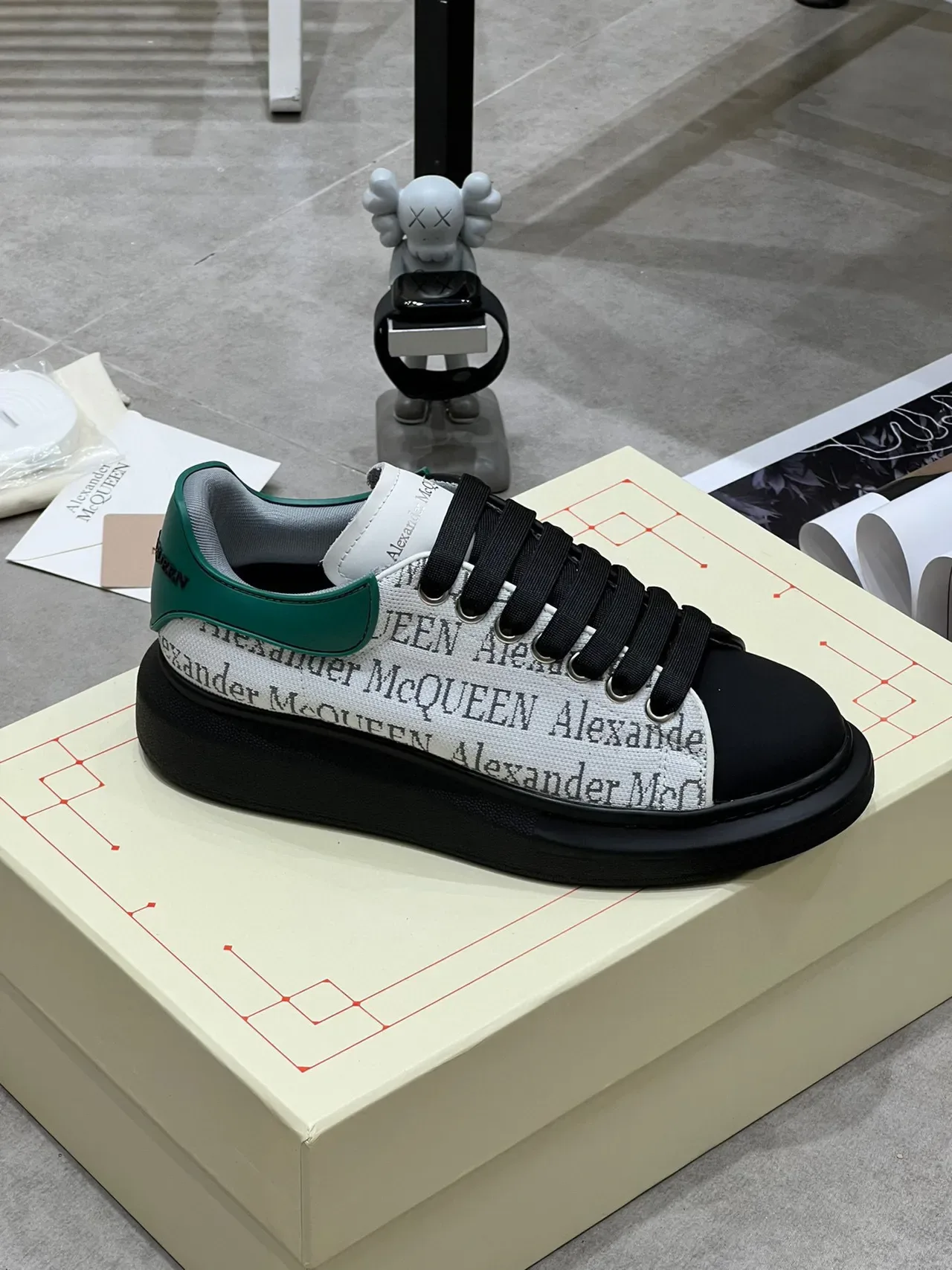 Alexander McQueen Sneakers Oversized Noir Blanc Vert Lifestyle 5