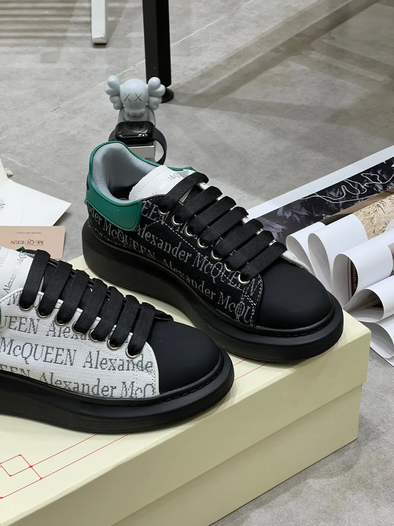 Alexander McQueen Sneakers Oversized Noir Blanc Vert Lifestyle 6