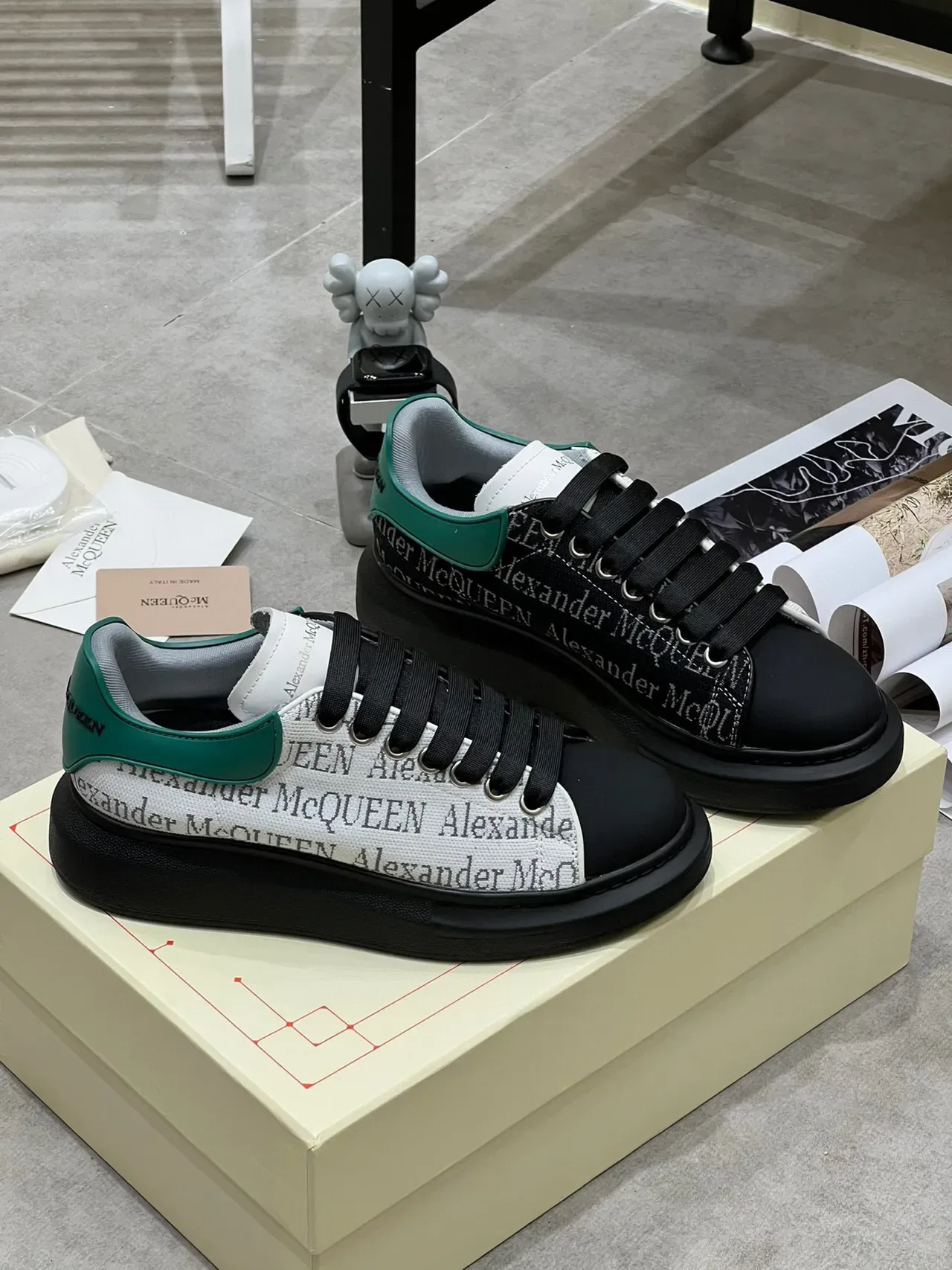 Alexander McQueen Sneakers Oversized Noir Blanc Vert Lifestyle 7