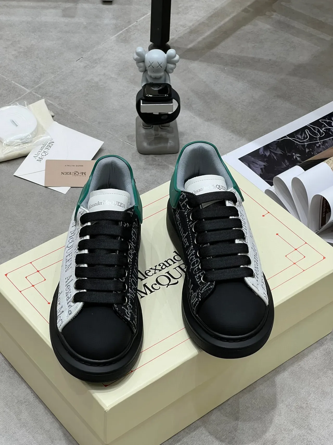 Alexander McQueen Sneakers Oversized Noir Blanc Vert Lifestyle 8