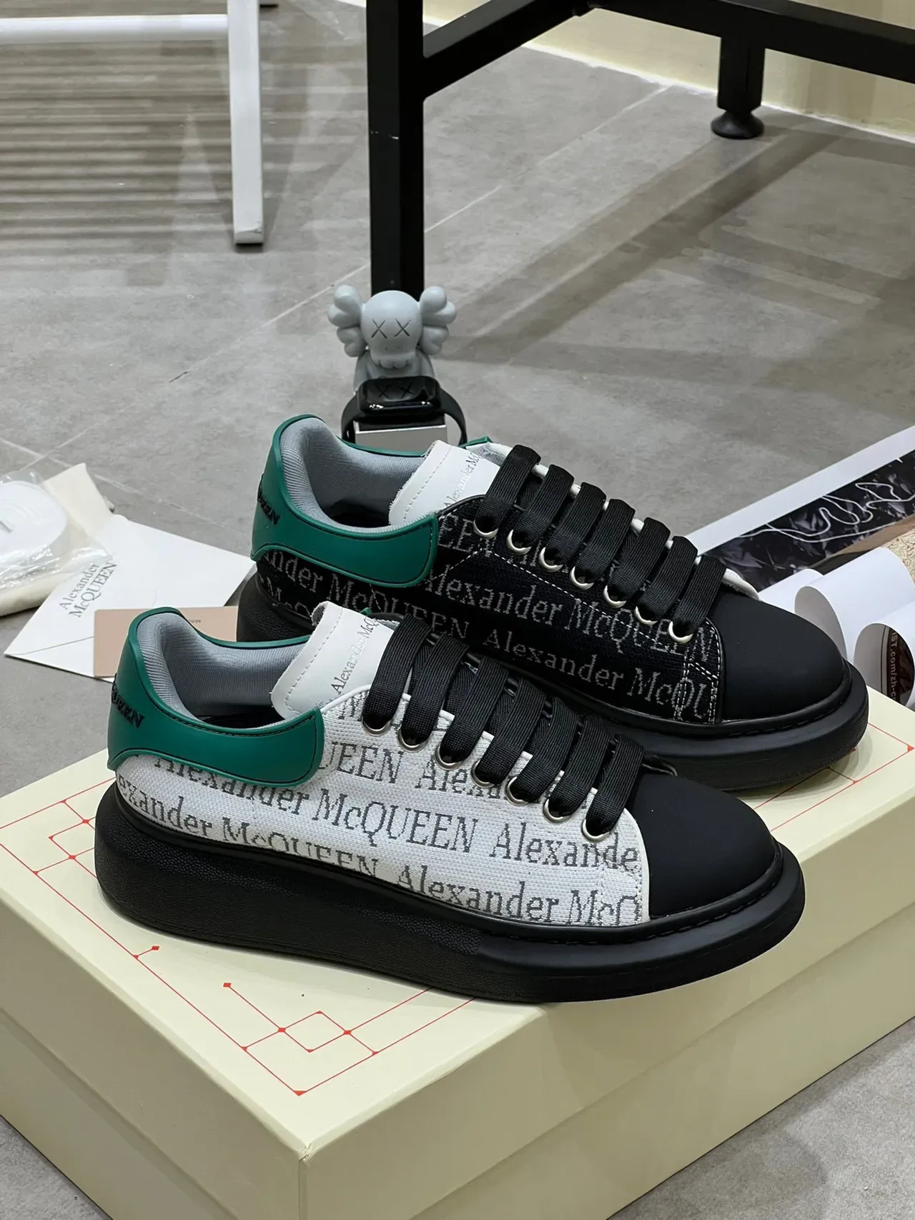 Alexander McQueen Sneakers Oversized Noir Blanc Vert Lifestyle 9