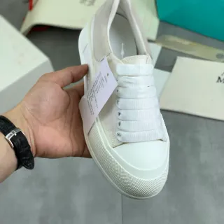 Alexander McQueen ओवरसाइज्ड स्नीकर Off-White लाइफस्टाइल स्नीकर
