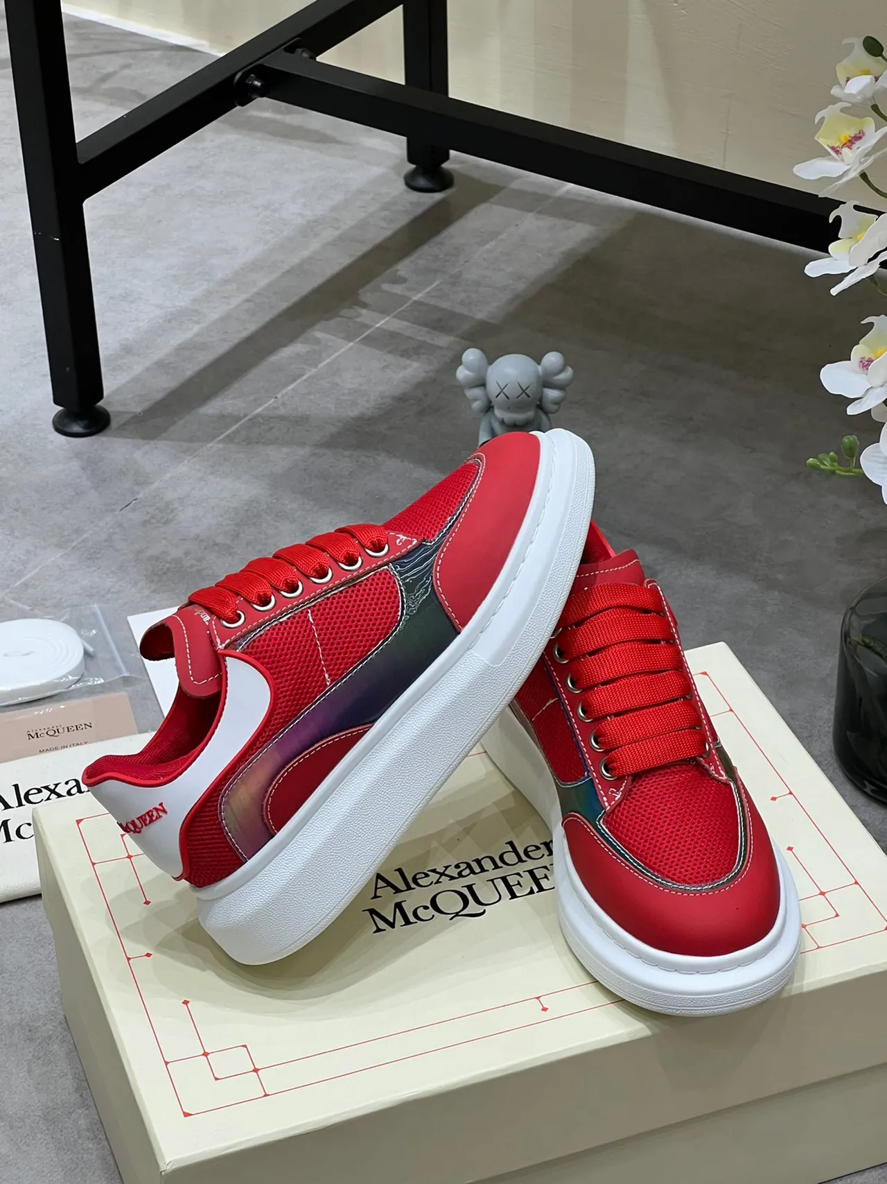 Alexander McQueen অতিরিক্ত বড় স্নিকার লাল নীল সাদা লাইফস্টাইল স্নিকার 4