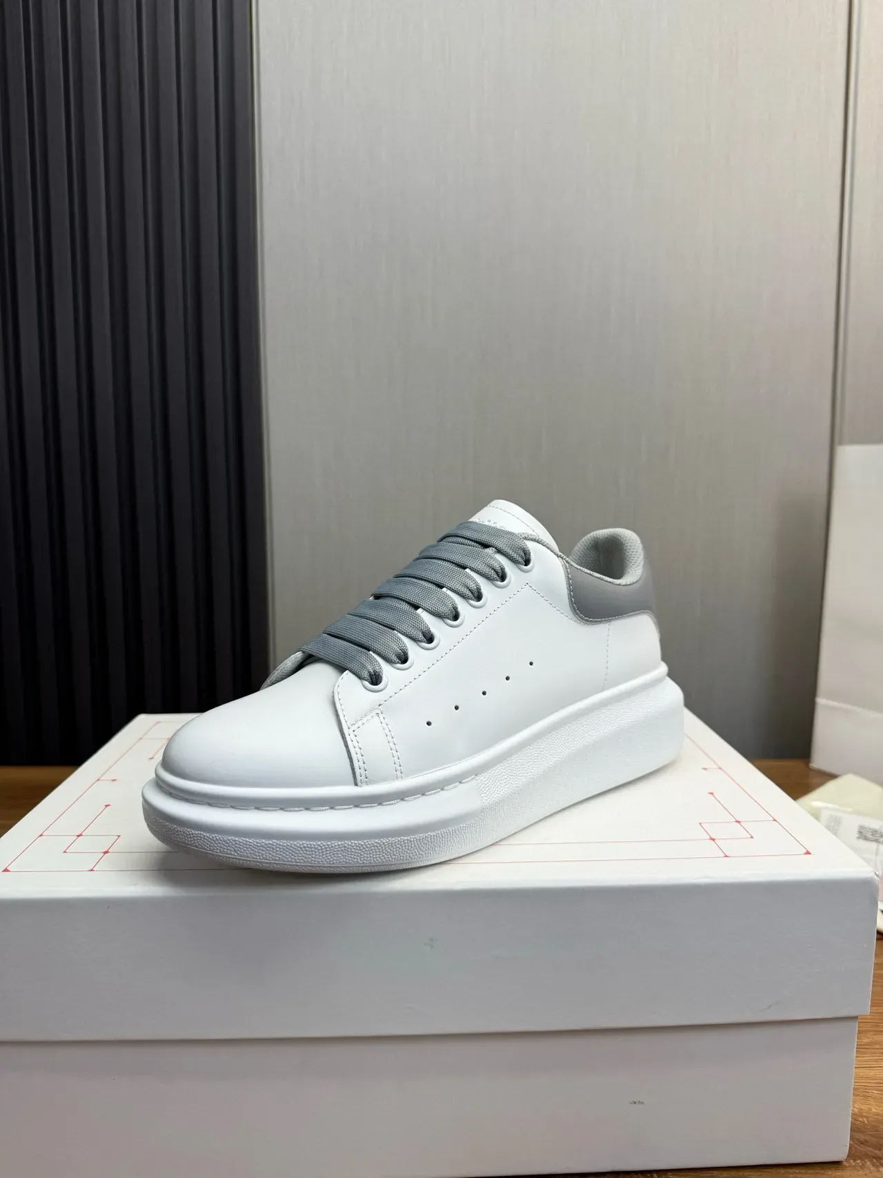 Alexander McQueen 大号白色和灰色生活方式运动鞋 2