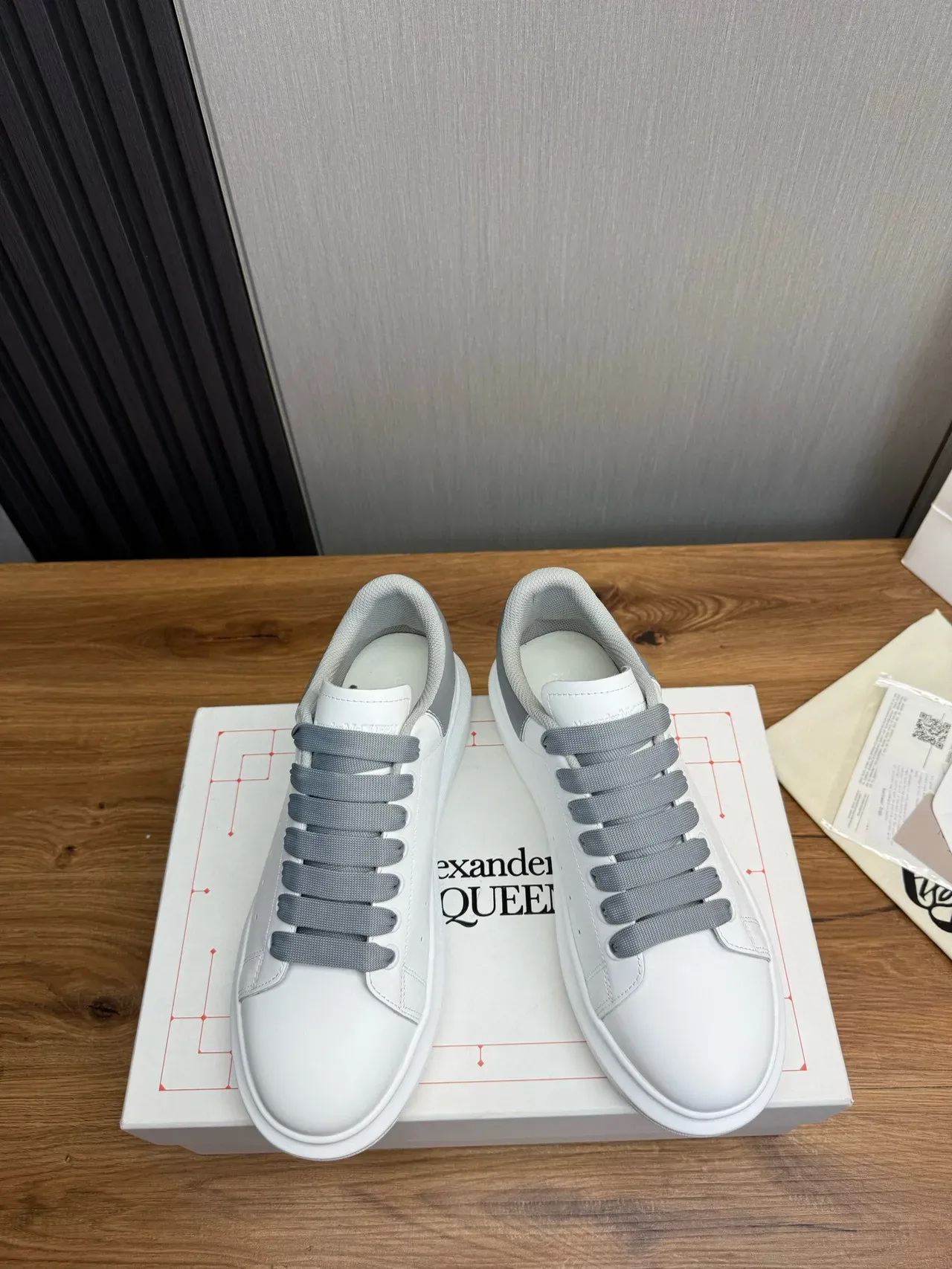 Alexander McQueen 大号白色和灰色生活方式运动鞋 3