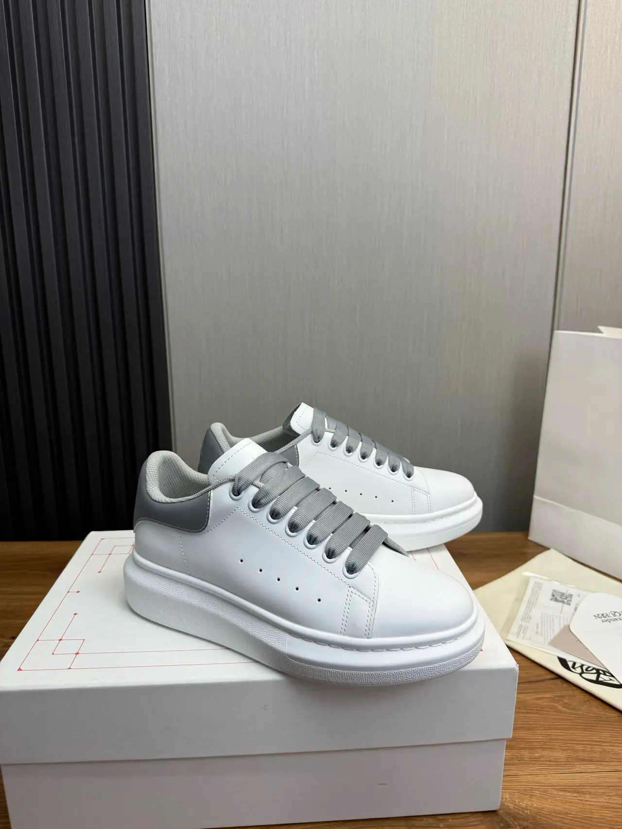 Alexander McQueen 大号白色和灰色生活方式运动鞋 4