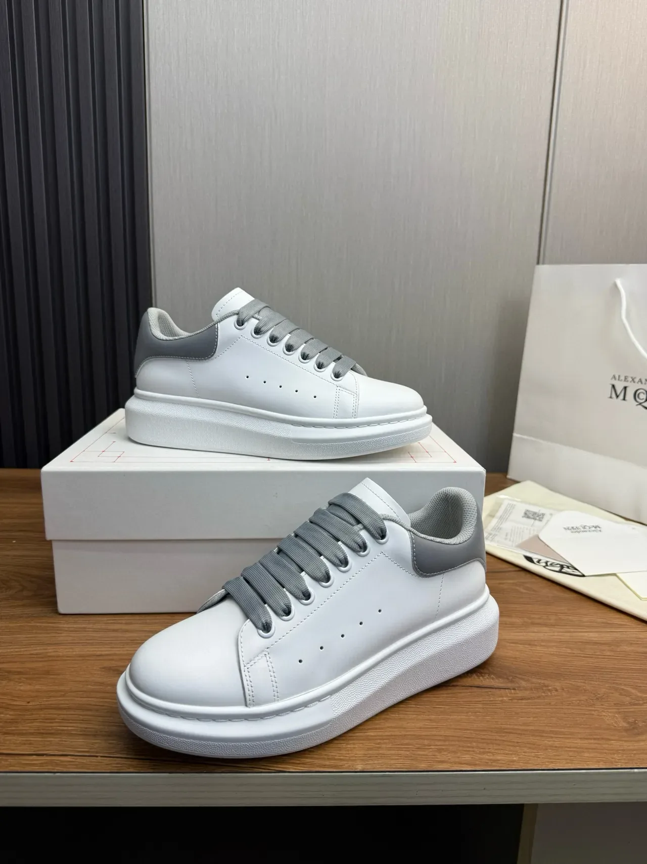 Alexander McQueen 大号白色和灰色生活方式运动鞋 5