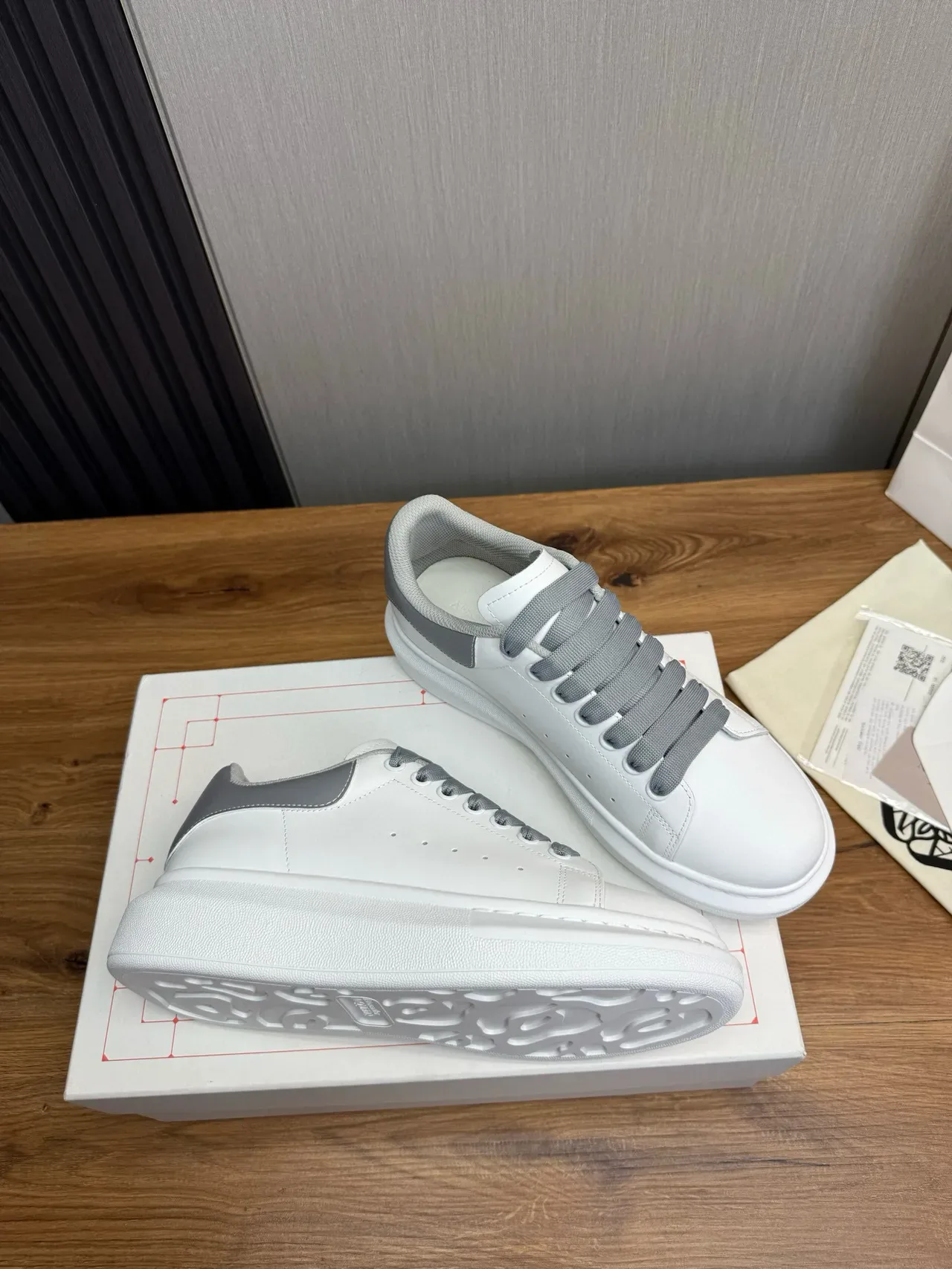 Alexander McQueen 大号白色和灰色生活方式运动鞋 6