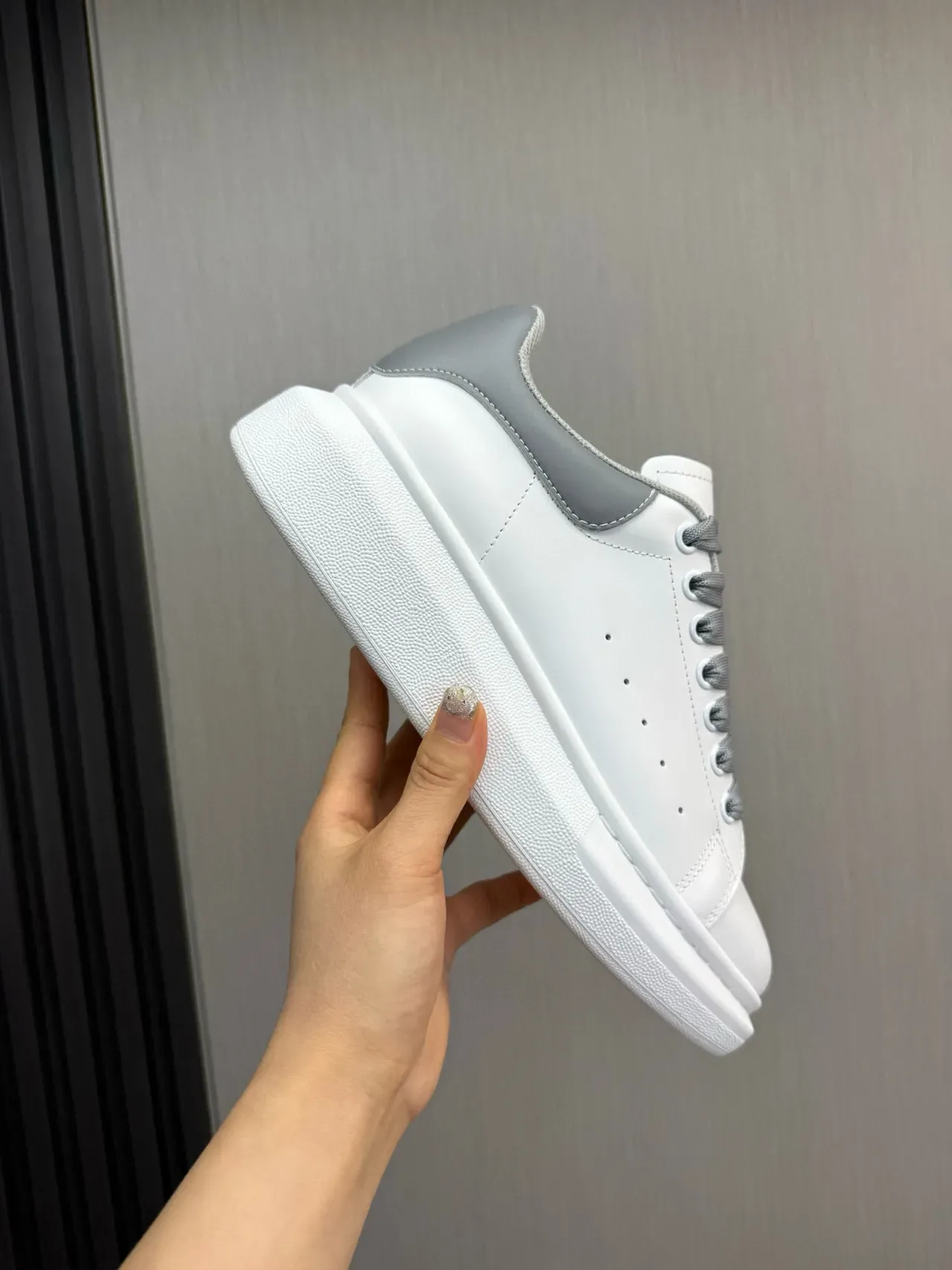Alexander McQueen 大号白色和灰色生活方式运动鞋 7