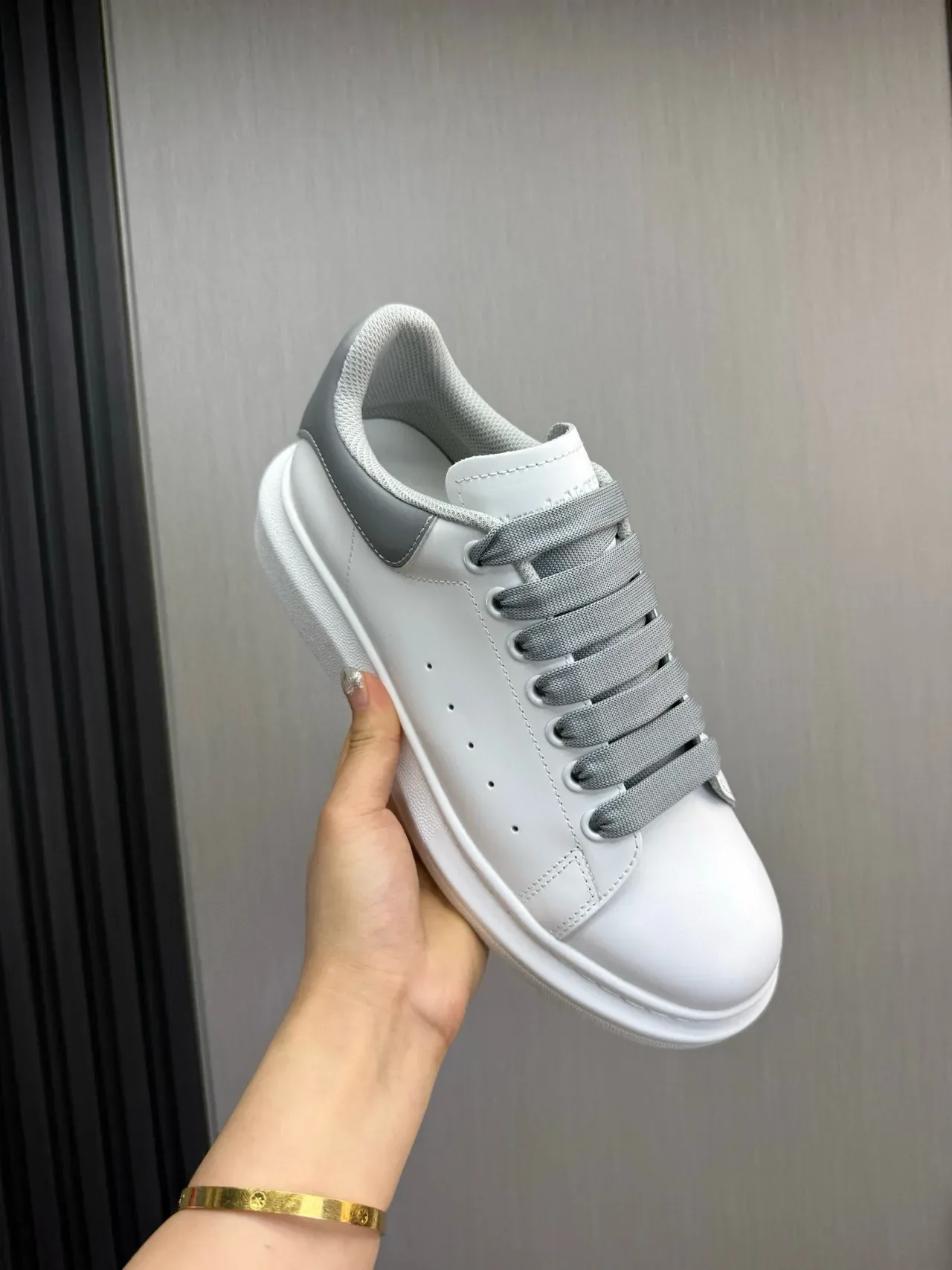Alexander McQueen 大号白色和灰色生活方式运动鞋 8