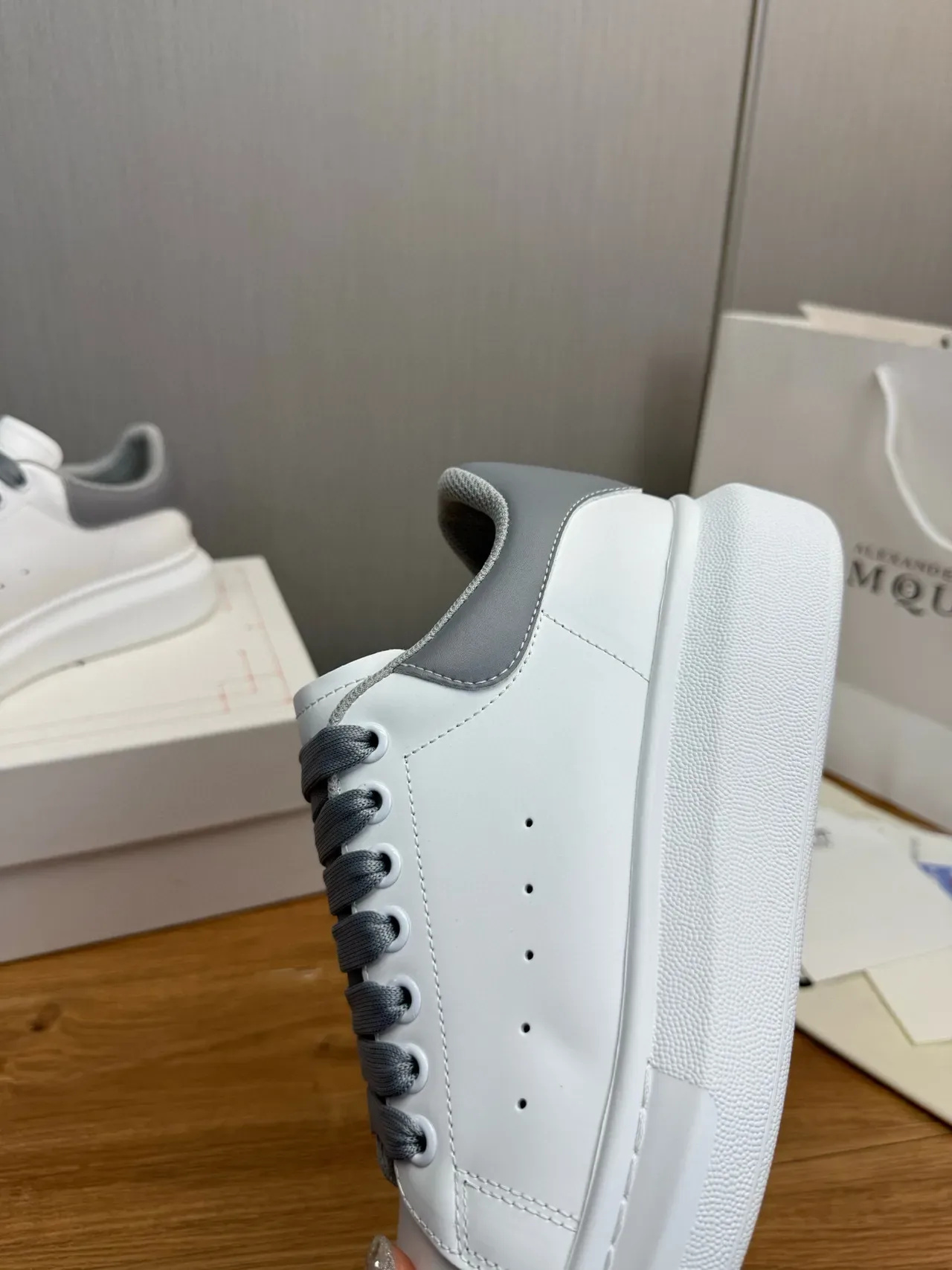 Alexander McQueen 大号白色和灰色生活方式运动鞋 9