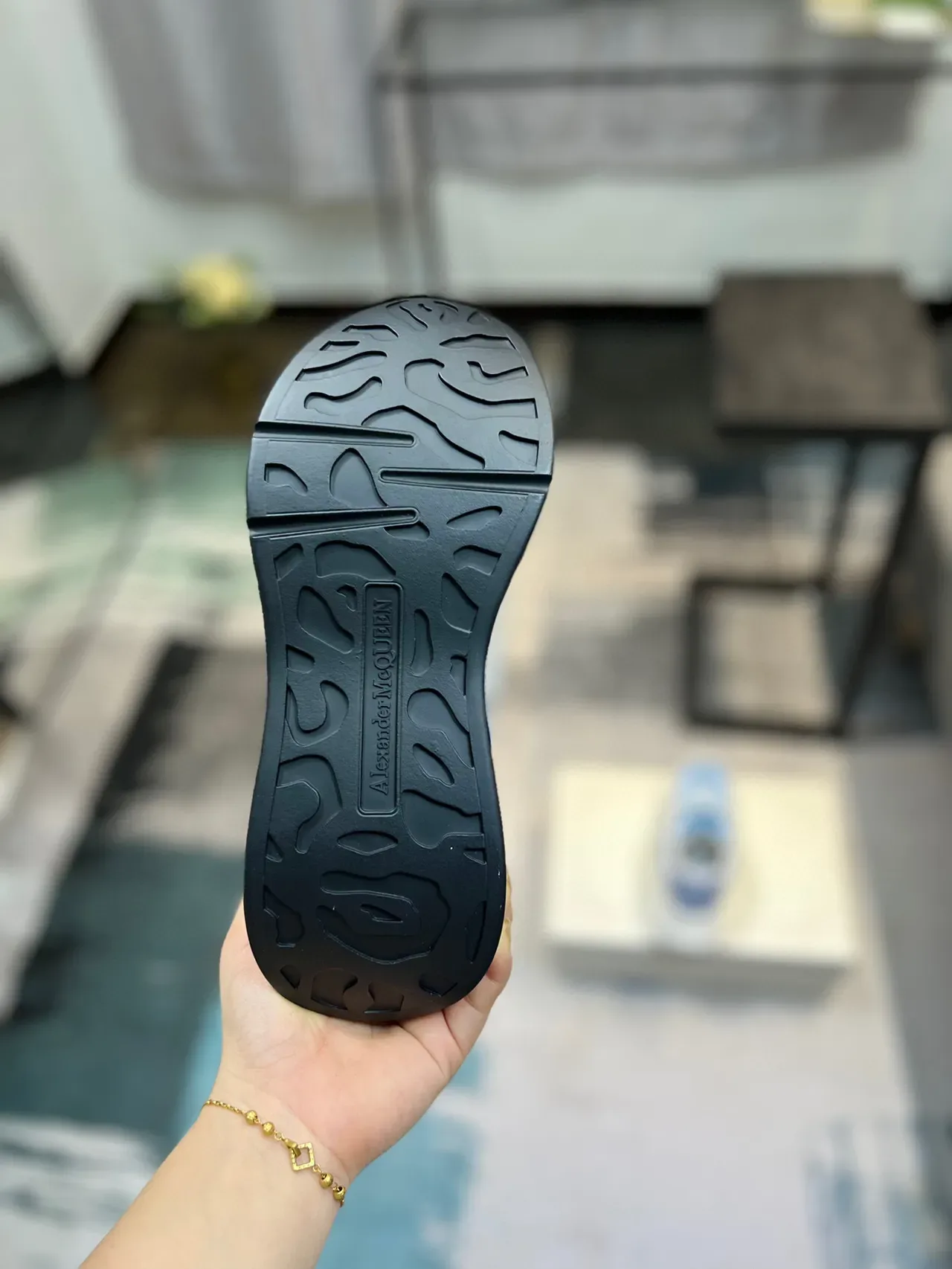এলেকজান্ডার ম্যাককুইন Oversized সাদা এবং হালকা নীল চাঙ্কি স্নিকার 2
