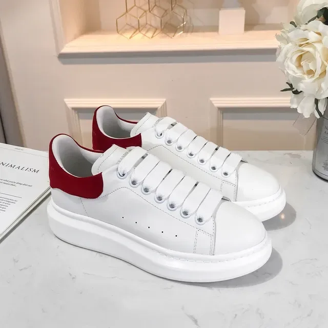 Alexander McQueen ওভারসাইজড স্নিকার সাদা এবং লাল লাইফস্টাইল স্নিকার 3