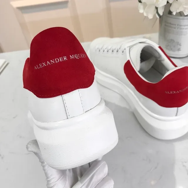 Alexander McQueen ওভারসাইজড স্নিকার সাদা এবং লাল লাইফস্টাইল স্নিকার 4