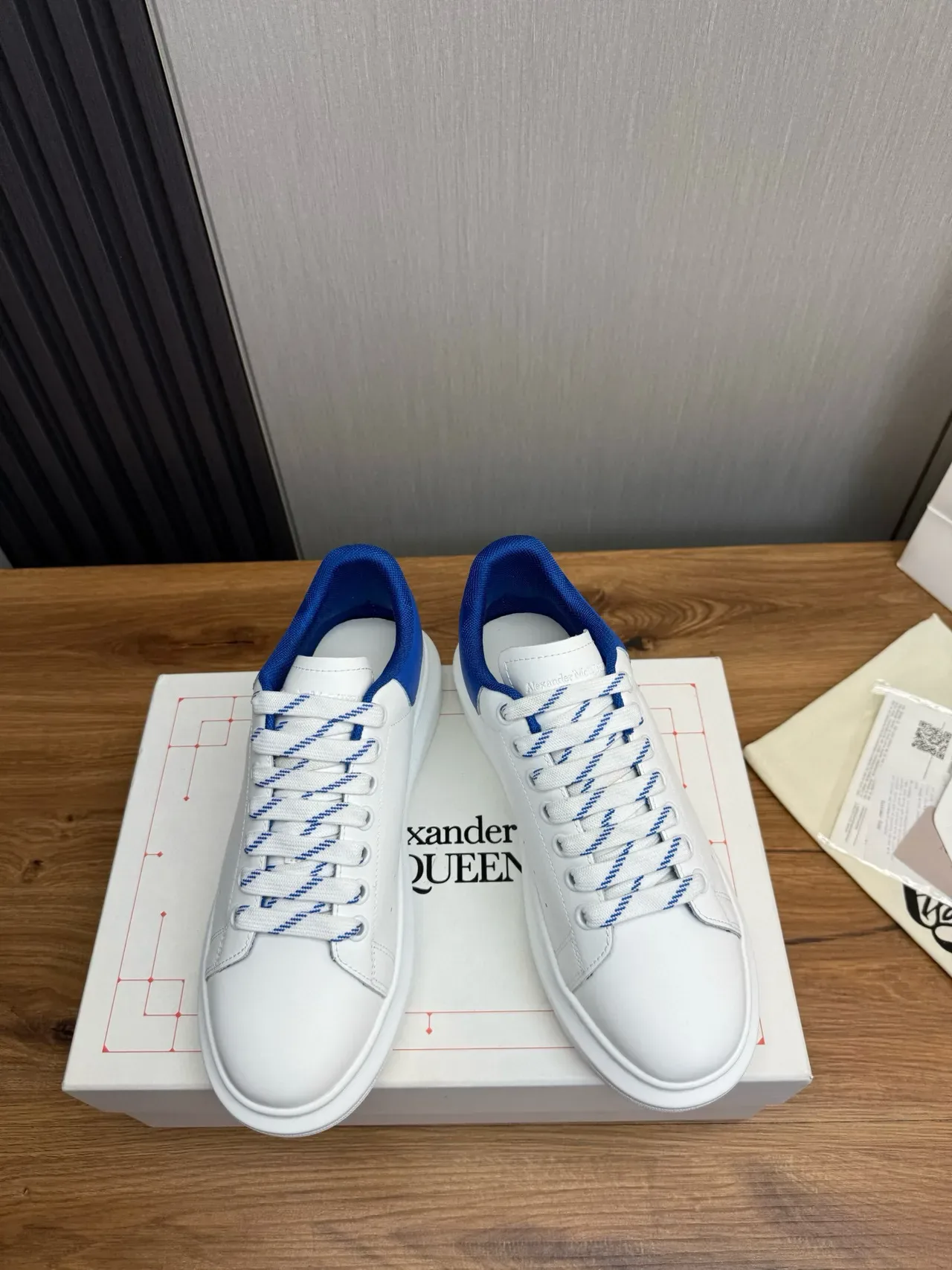 Alexander McQueen حذاء رياضي oversized أبيض وأزرق ملكي نمط حياة 2