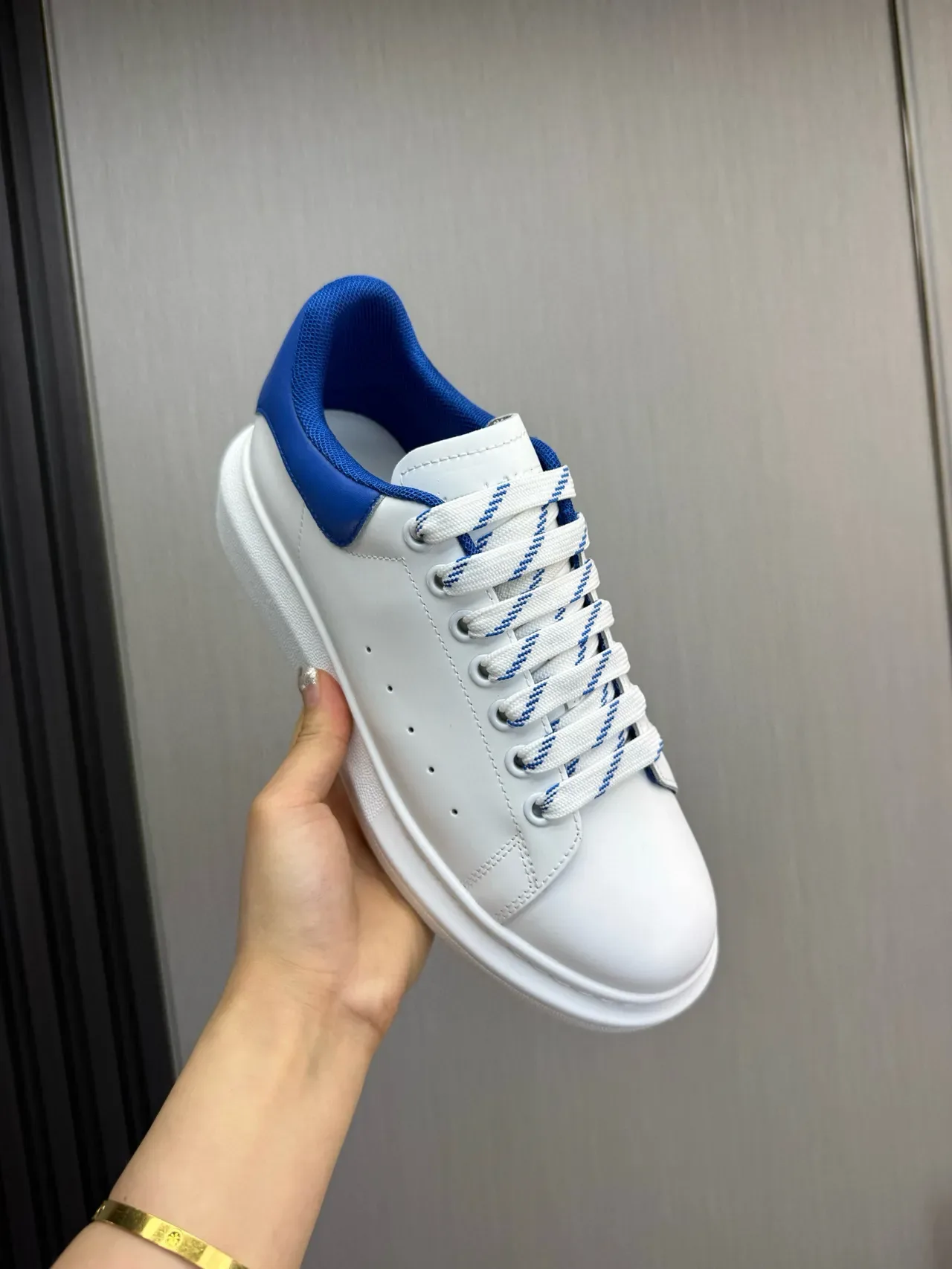 Alexander McQueen حذاء رياضي oversized أبيض وأزرق ملكي نمط حياة 7