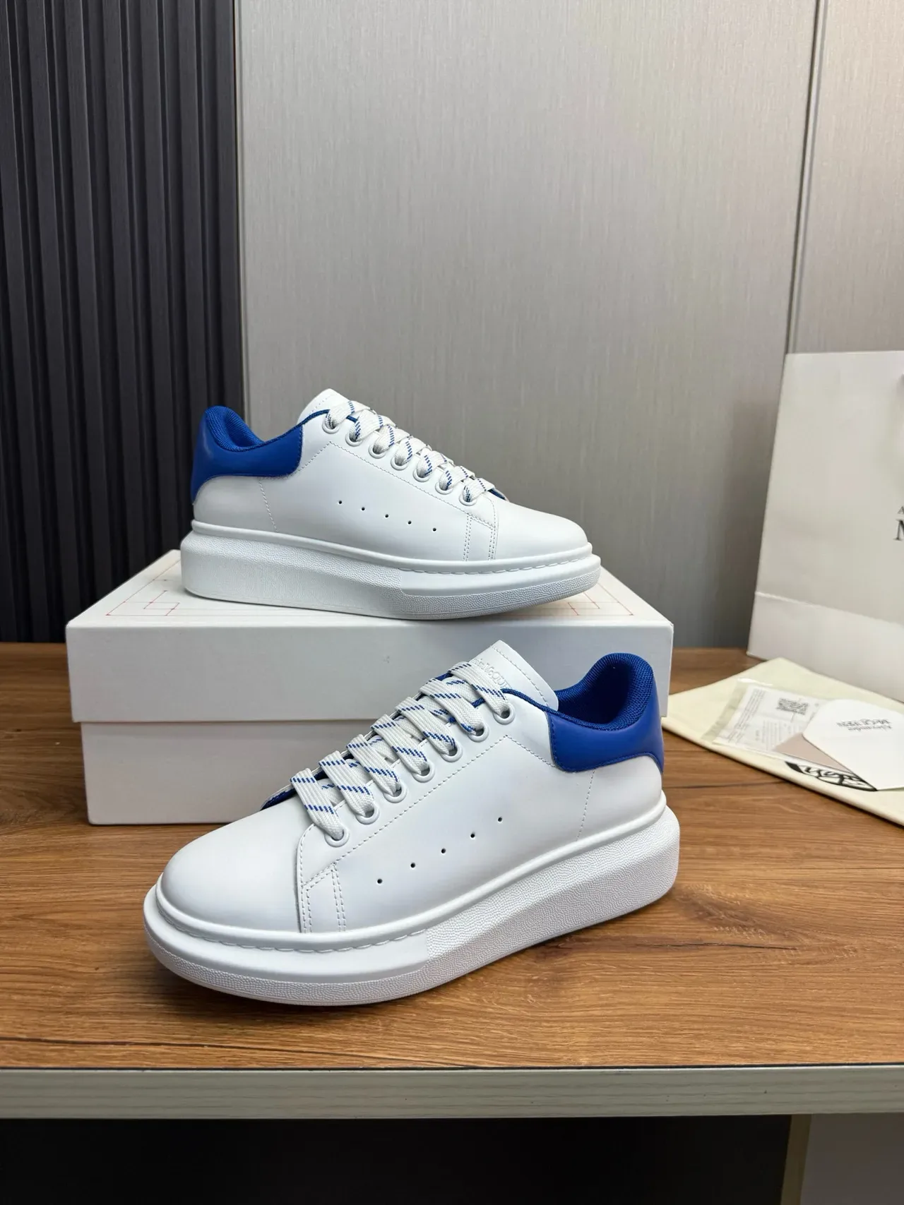 Alexander McQueen حذاء رياضي oversized أبيض وأزرق ملكي نمط حياة 8