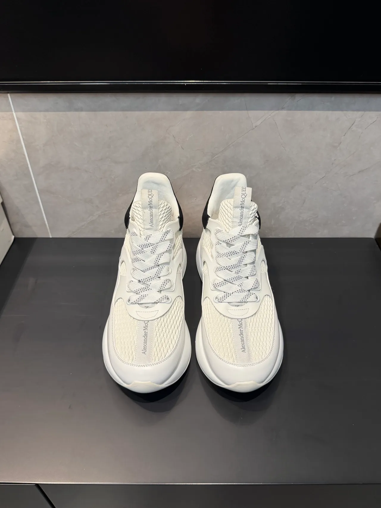 Alexander McQueen ওভারসাইজড স্নিকার সাদা কালো চাঙ্কি স্নিকার 2