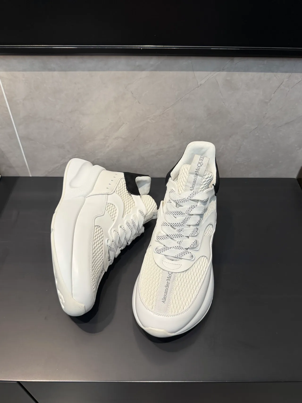 Alexander McQueen ওভারসাইজড স্নিকার সাদা কালো চাঙ্কি স্নিকার 3