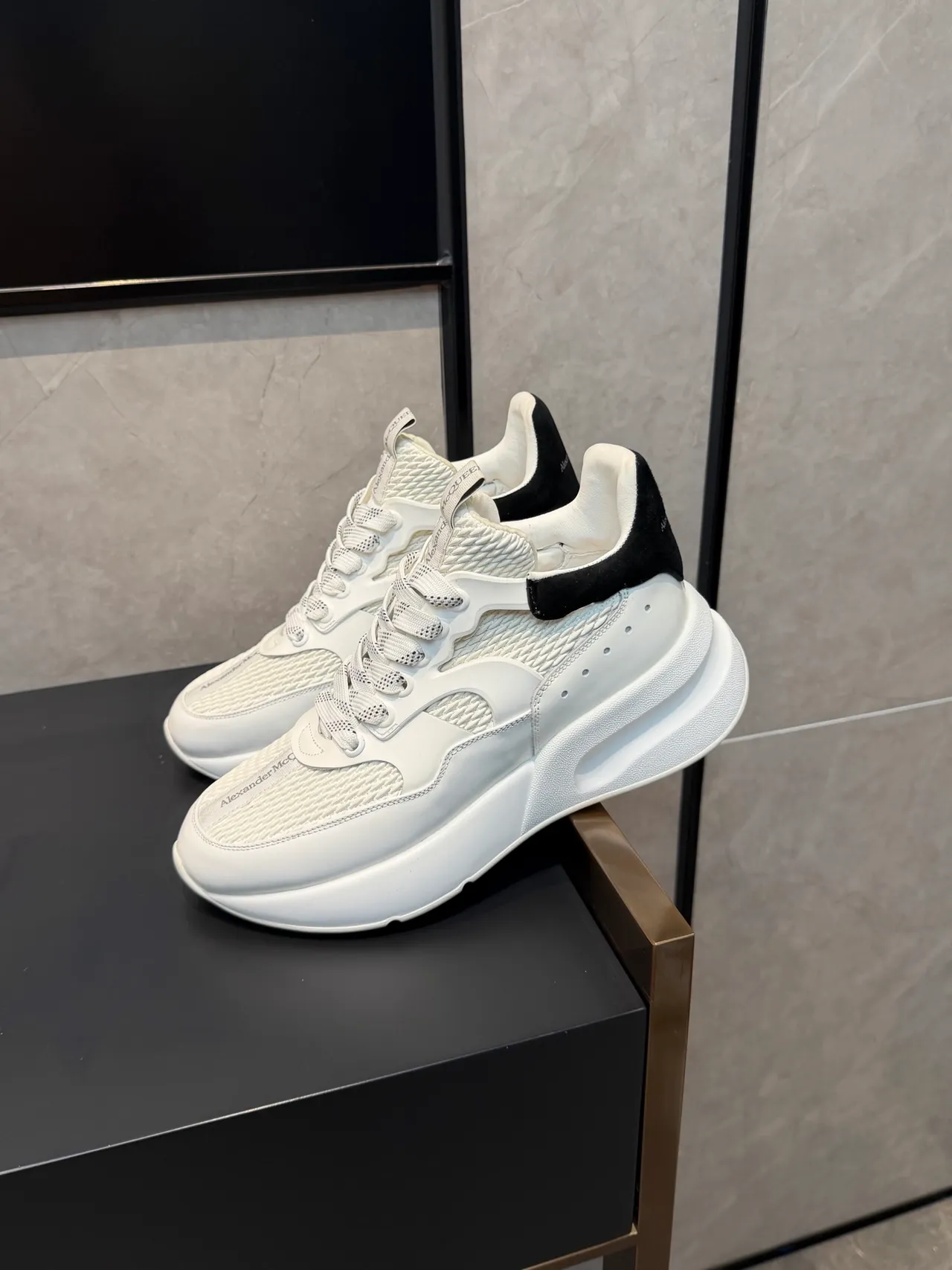 Alexander McQueen ওভারসাইজড স্নিকার সাদা কালো চাঙ্কি স্নিকার 4