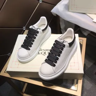Alexander McQueen बड़ा स्नीकर सफेद काला चमकदार पट्टी जीवनशैली स्नीकर