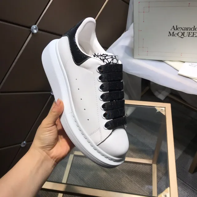 Alexander McQueen বড় স্নিকার সাদা কালো ঝলমলে ফিতা জীবনযাপন স্নিকার 2