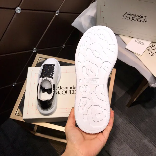 Alexander McQueen বড় স্নিকার সাদা কালো ঝলমলে ফিতা জীবনযাপন স্নিকার 4