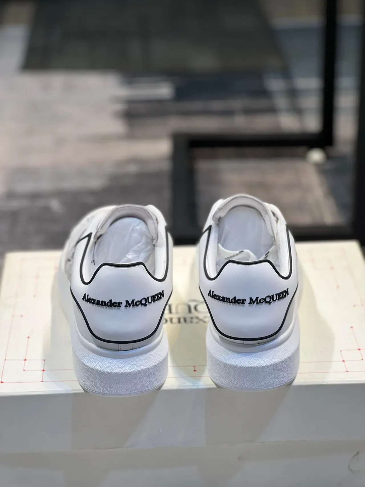 Alexander McQueen ওভারসাইজড স্নিকার সাদা কালো প্ল্যাটফর্ম সোল পারফোরেটেড লেদার আপার লাইফস্টাইল স্নিকার 2