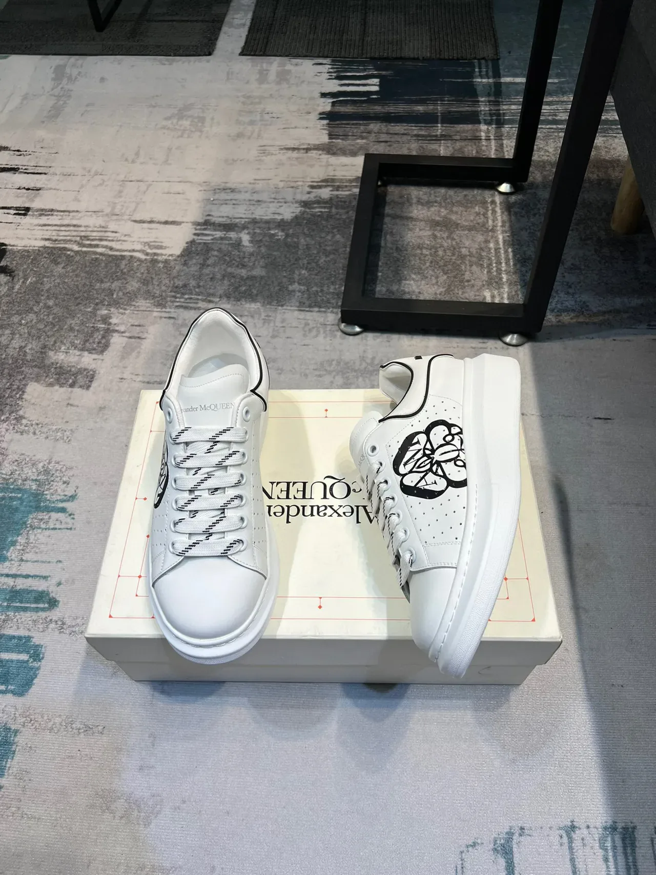 Alexander McQueen ওভারসাইজড স্নিকার সাদা কালো প্ল্যাটফর্ম সোল পারফোরেটেড লেদার আপার লাইফস্টাইল স্নিকার 3
