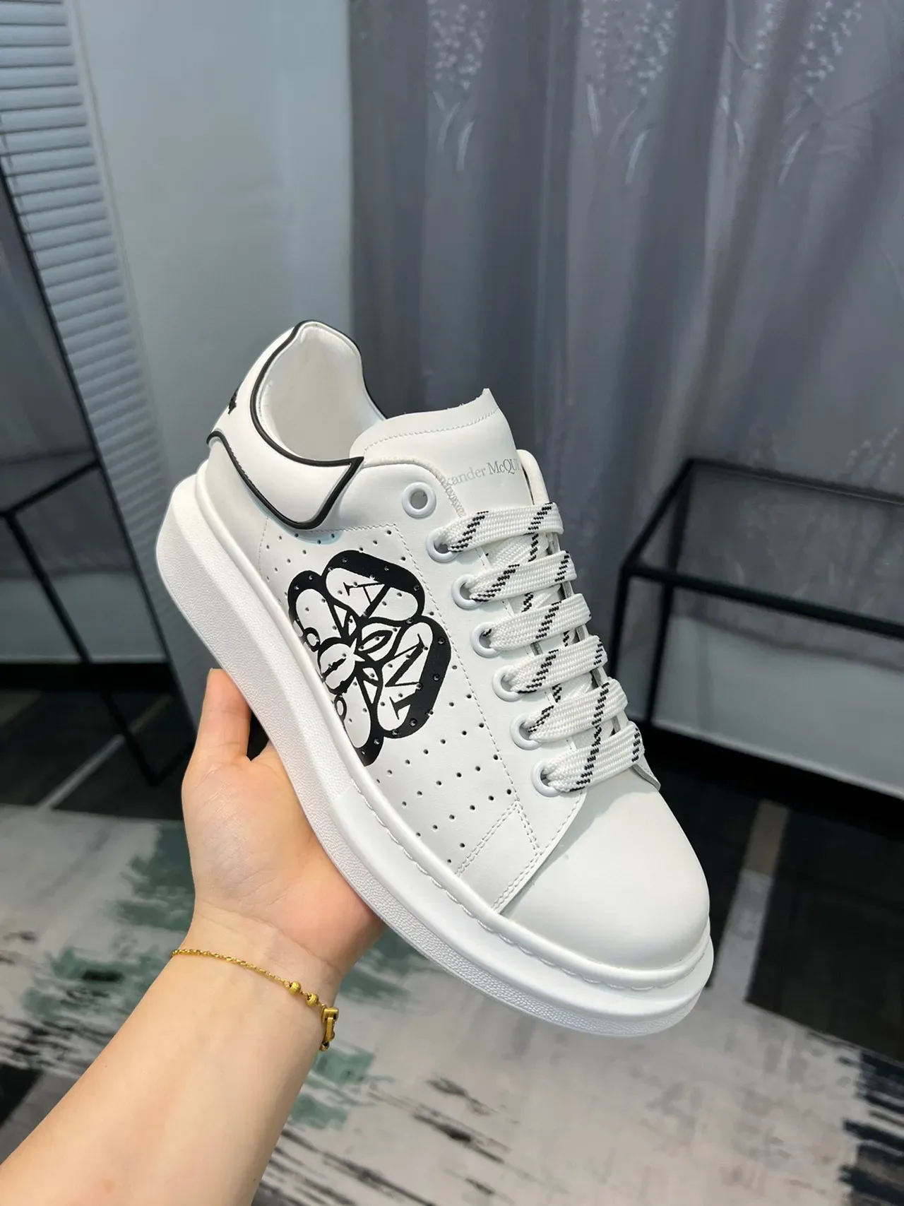 Alexander McQueen ওভারসাইজড স্নিকার সাদা কালো প্ল্যাটফর্ম সোল পারফোরেটেড লেদার আপার লাইফস্টাইল স্নিকার 5