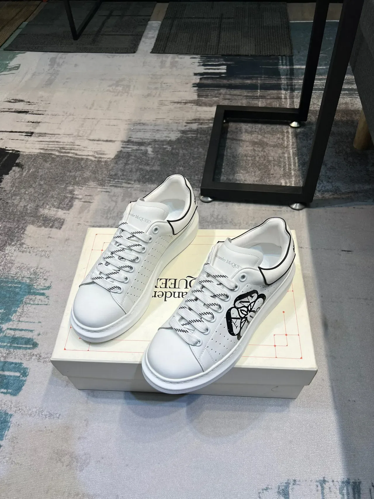 Alexander McQueen ওভারসাইজড স্নিকার সাদা কালো প্ল্যাটফর্ম সোল পারফোরেটেড লেদার আপার লাইফস্টাইল স্নিকার 6