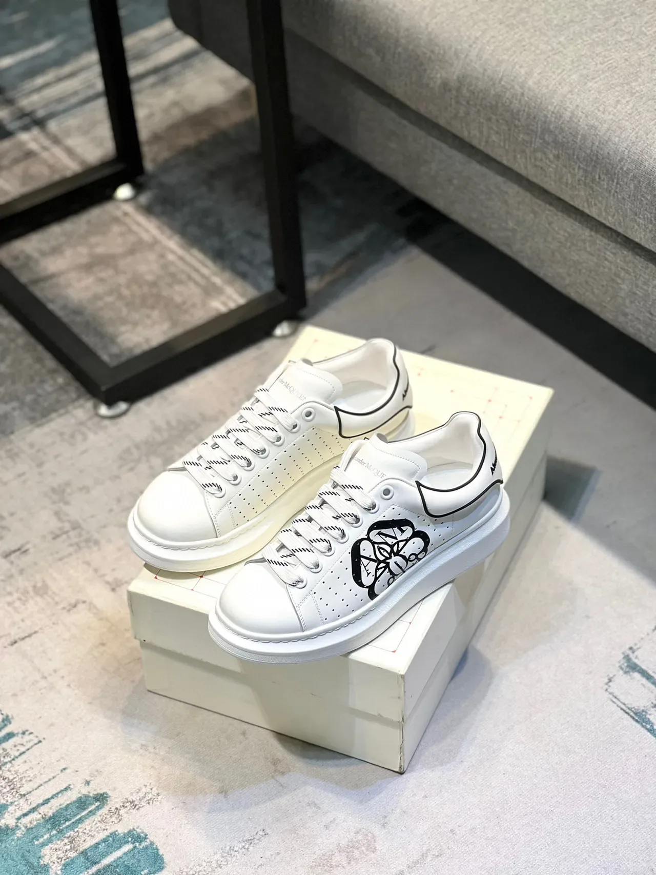 Alexander McQueen ওভারসাইজড স্নিকার সাদা কালো প্ল্যাটফর্ম সোল পারফোরেটেড লেদার আপার লাইফস্টাইল স্নিকার 7