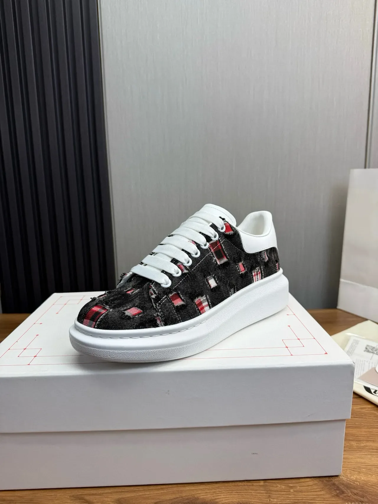 Alexander McQueen অতি বড় স্নিকার সাদা কালো লাল জীবনধারা স্নিকার 2