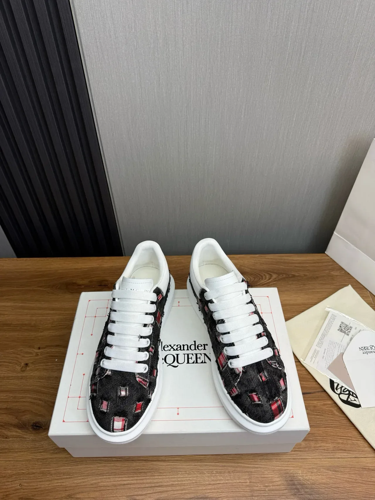 Alexander McQueen অতি বড় স্নিকার সাদা কালো লাল জীবনধারা স্নিকার 3