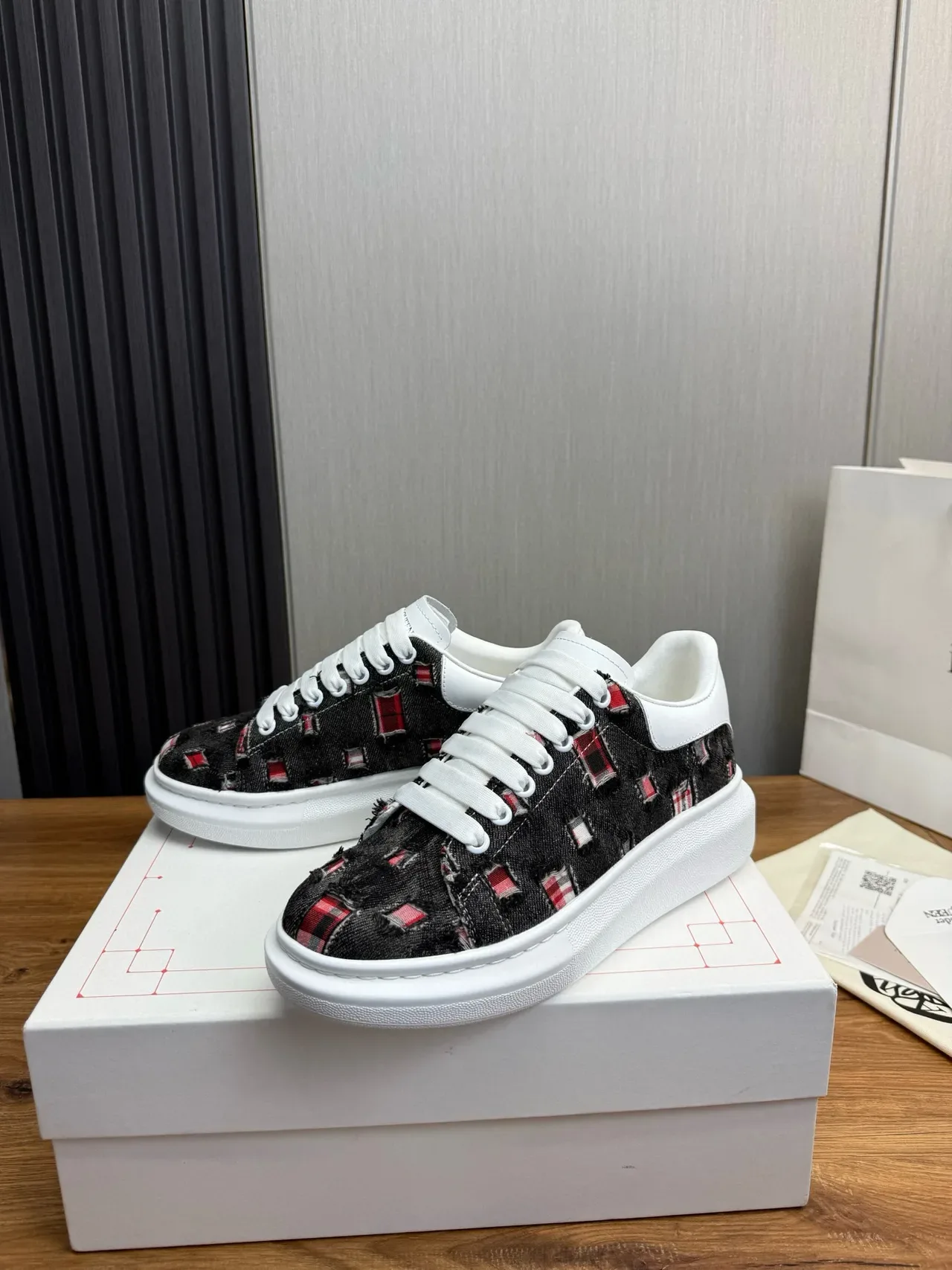 Alexander McQueen অতি বড় স্নিকার সাদা কালো লাল জীবনধারা স্নিকার 4